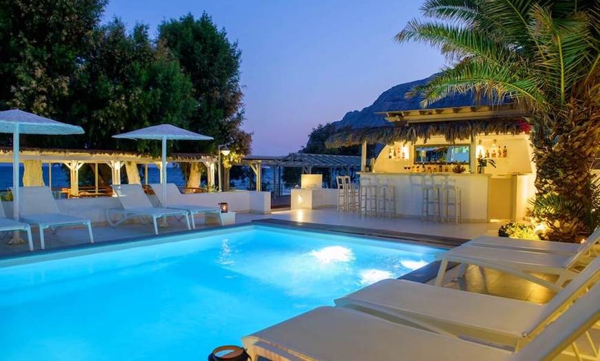 Image 1: ✈ SANTORINI | Kamari - Alesahne Beach Hotel 3* - In riva al mare