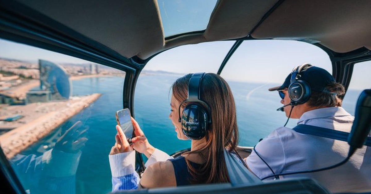 Experiencia de vuelo en helicóptero y traslado en barco en Barcelona