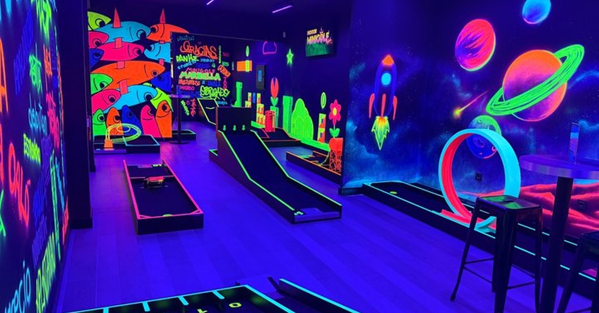 Experiencia de minigolf indoor de 18 hoyos UV Glow en Marbella