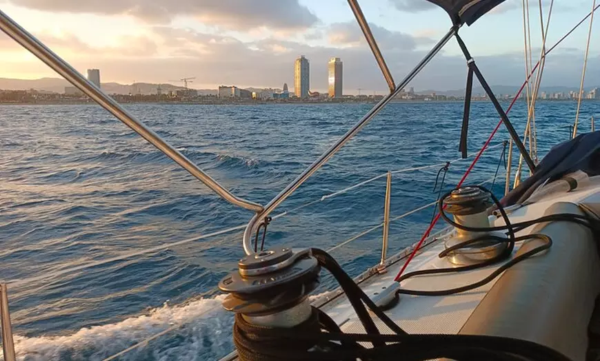 Image 4: Tour en velero al atardecer en Barcelona