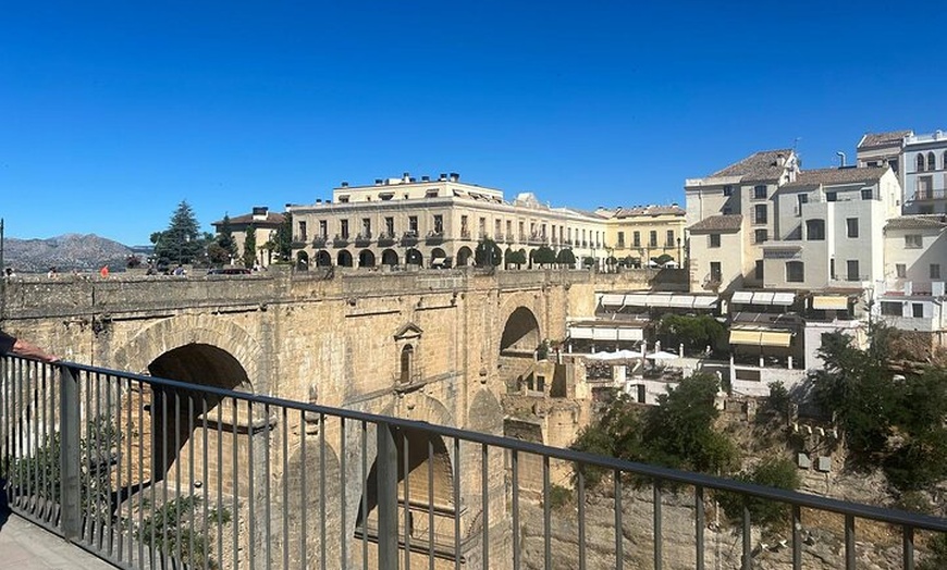 Image 2: Desde Marbella/Estepona: Tour privado VIP por Ronda con tapas y ent...