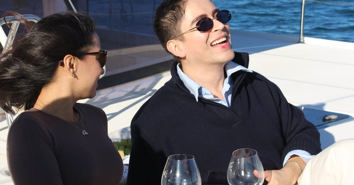 Cata privada de vinos y velas en catamarán en Barcelona