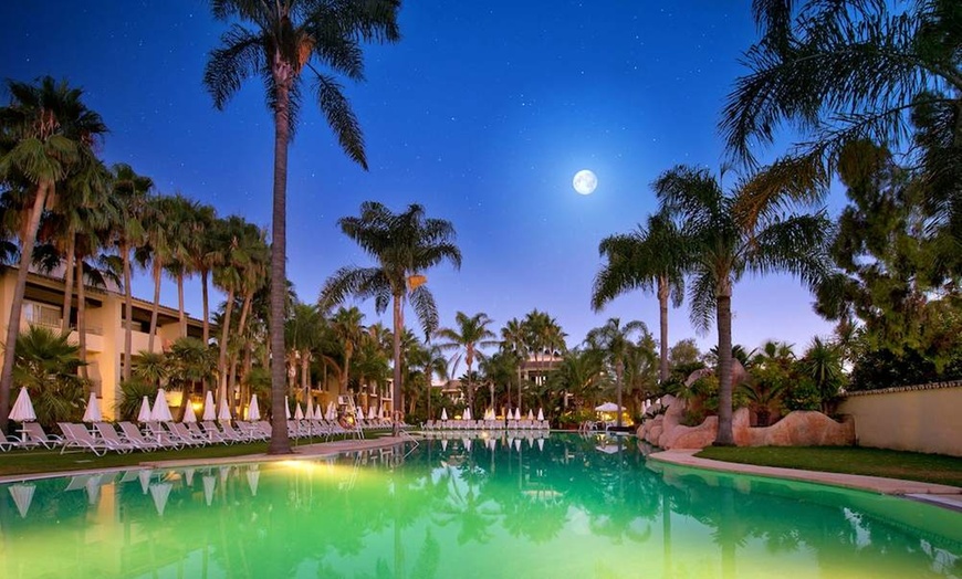 Image 20: ✈ COSTA DEL SOL | Marbella - BlueBay Banús 4*, 3 Nächte - Außenpool