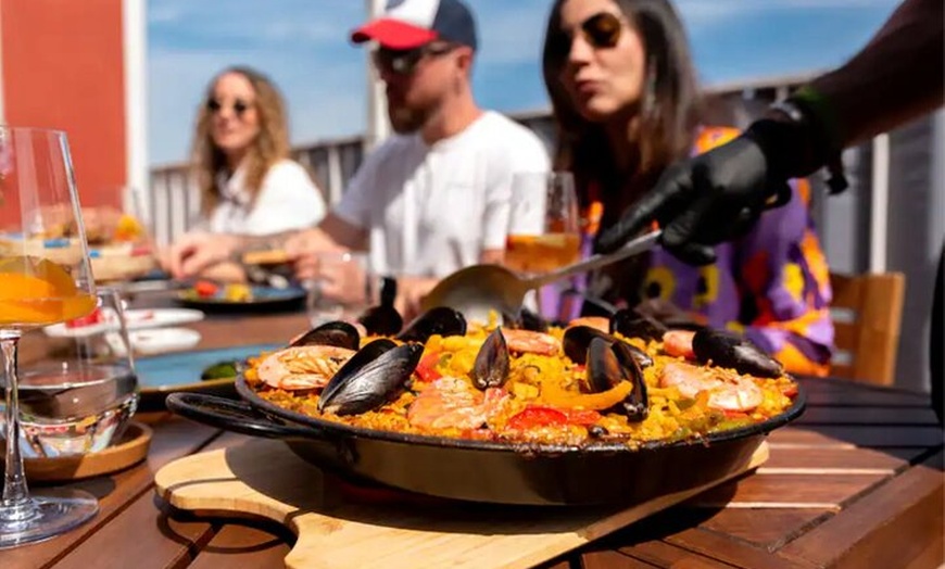 Image 24: Barbacoa Paella en una terraza en Barcelona con un chef