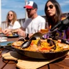 Image 24: Barbacoa Paella en una terraza en Barcelona con un chef