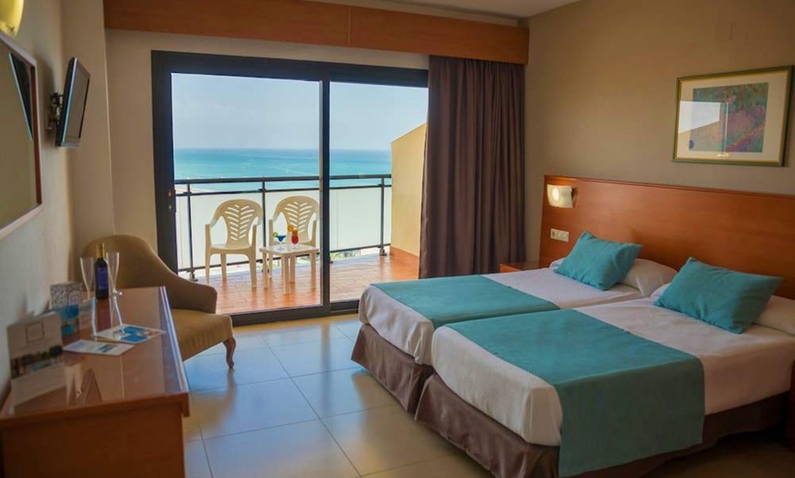Image 4: ✈ COSTA DEL SOL | Torremolinos - Hotel Puente Real 4* - Centre de F...