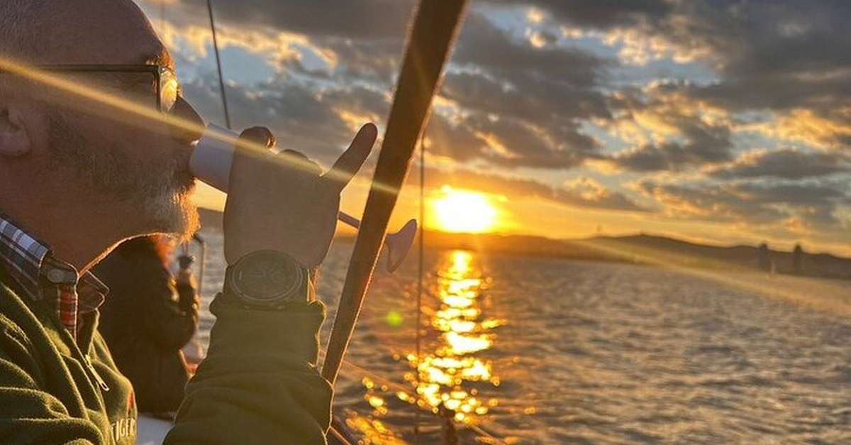 Paseo en barco al atardecer en Barcelona