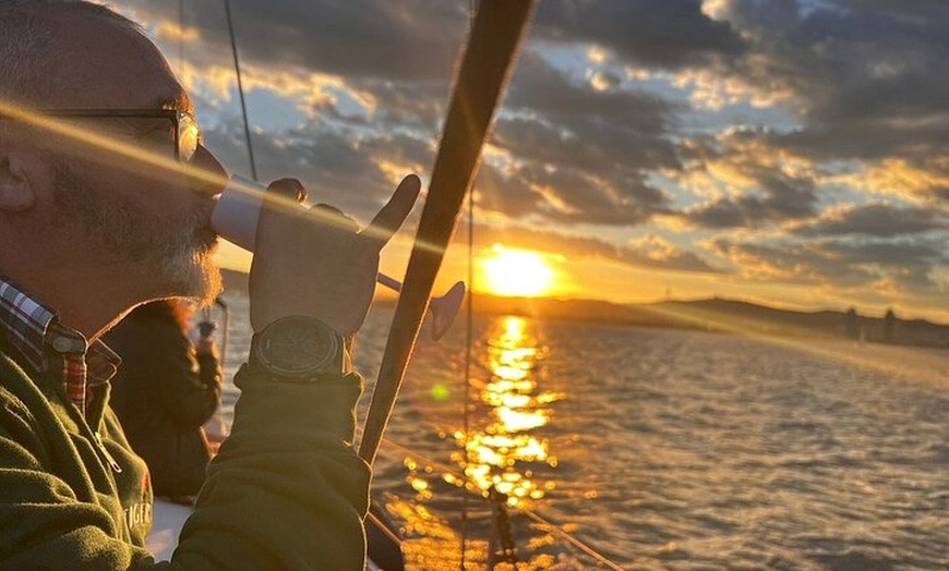 Image 2: Paseo en barco a la puesta de sol en grupo reducido