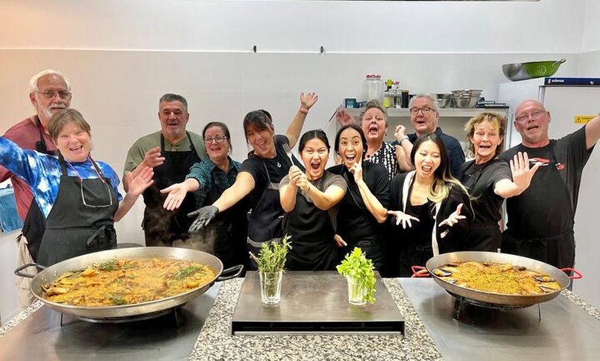 Image 7: Clase de cocina valenciana de paella, tapas y visita al mercado de ...