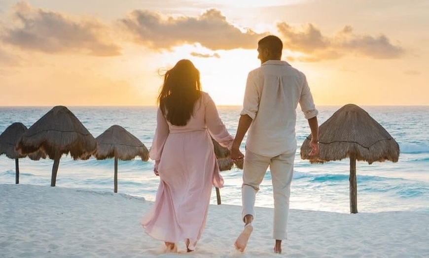 Image 29: Cancun Romantic Beach Photoshoot