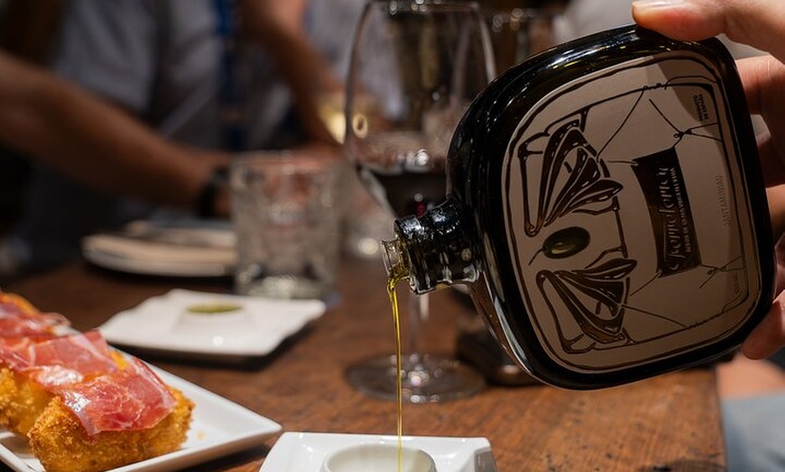 Image 5: Tour en grupo pequeño de tapas y vinos de Madrid con visita al Muse...