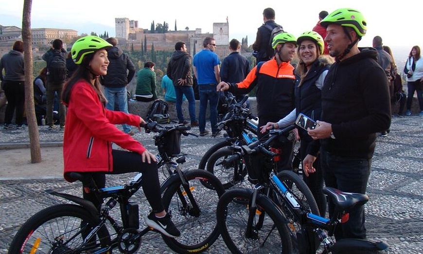Image 1: Ruta en bicicleta eléctrica por los encantos del Sacromonte
