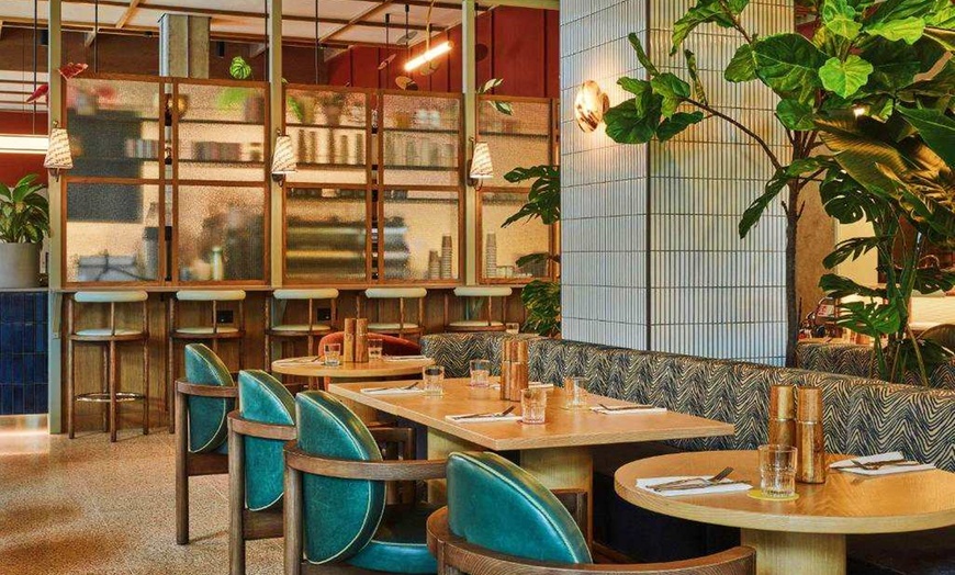 Image 9: ✈ GROßBRITANNIEN | London - Mama Mia The Party: Aufenthalt im TRIBE...