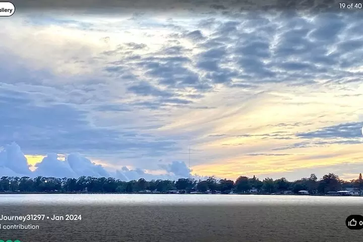 Pontoon Pub Crawl, 5 Lakeside Pubs and Restaurants Visit by Boat