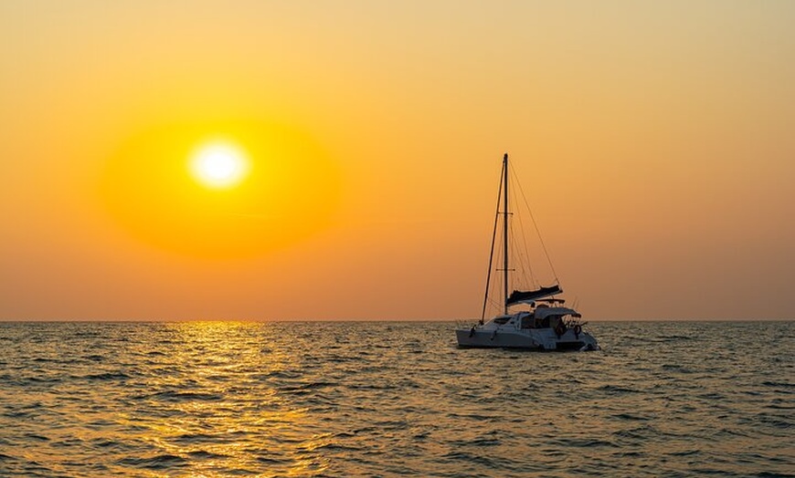 Image 2: Excursión al atardecer en Torrevieja con el catamarán Apaleo