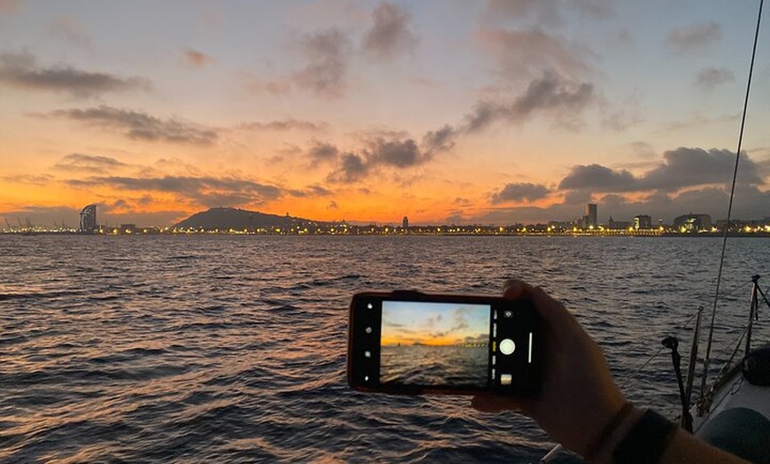 Image 2: Barcelona Sunset Private Sailing con barra libre y aperitivos