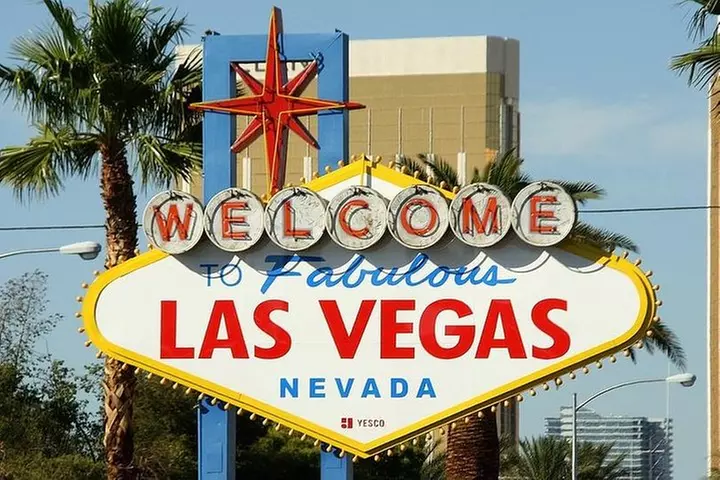 Private Roundtrip Transfer: To Las Vegas by Luxury Limo
