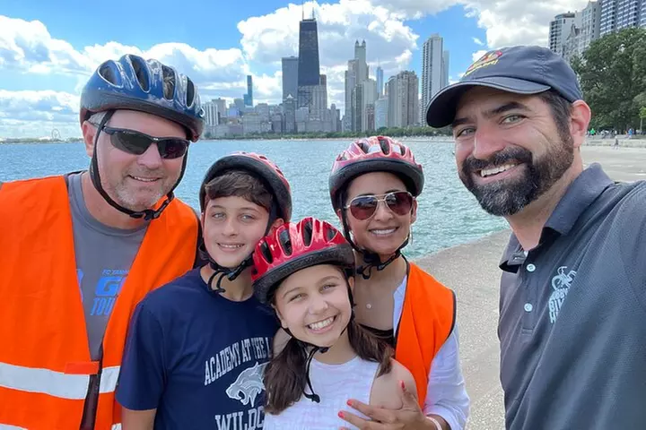 Chicago Family Food and Bike Tour with Top Attractions