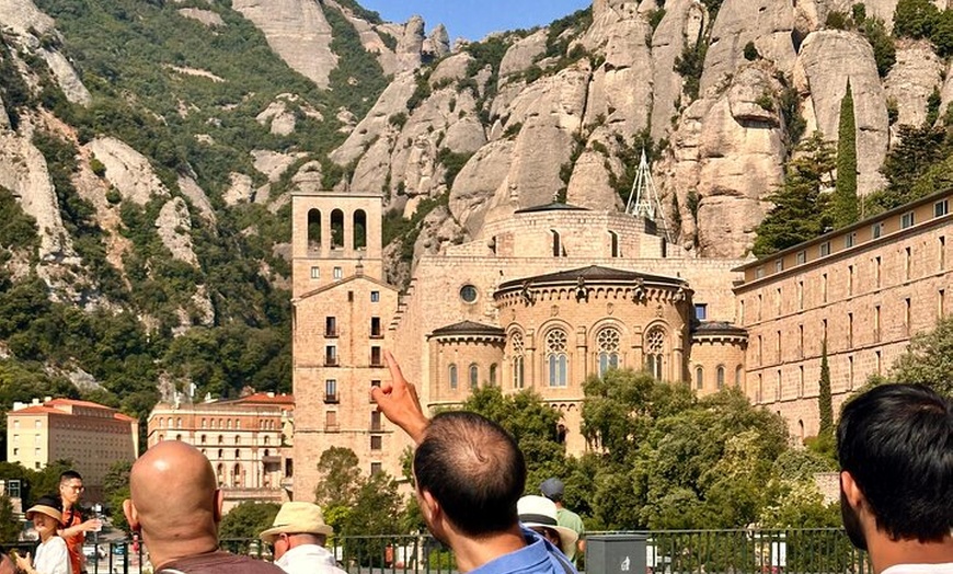 Image 4: Barcelona al Monasterio de Montserrat: Tour, Traslados y Basílica