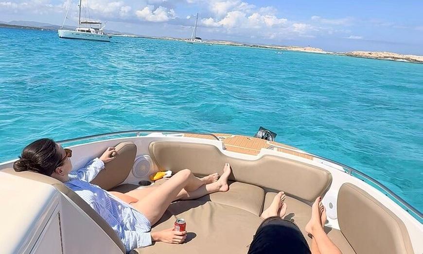 Image 11: Relájate en Barco con Paddle Surf y Snorkel en San Antonio