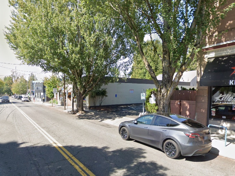 Parking at [EP098] 325 NE. Russell St. Lot