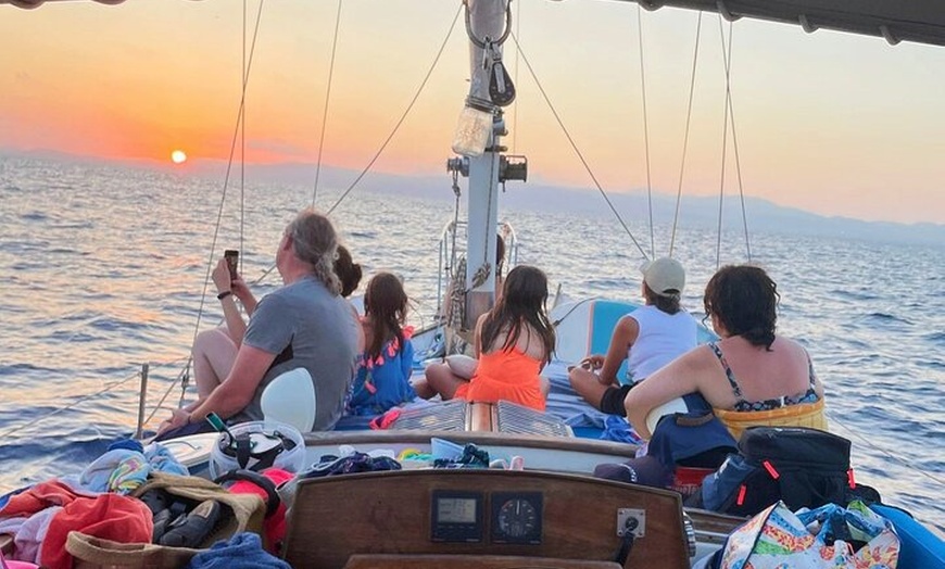 Image 1: Plan Familiar y un Día a Bordo con una Familia Navegante