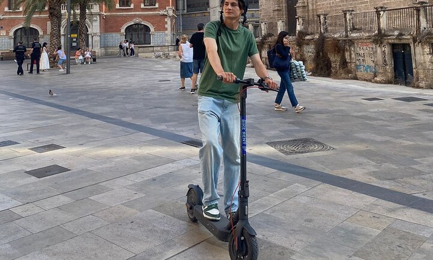 Image 4: Tour privado en moto eléctrica por los jardines de la ciudad vieja ...