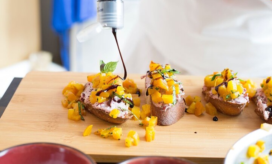 Image 4: Clase de cocina tradicional de tapas + maridaje de vinos (6 platos)