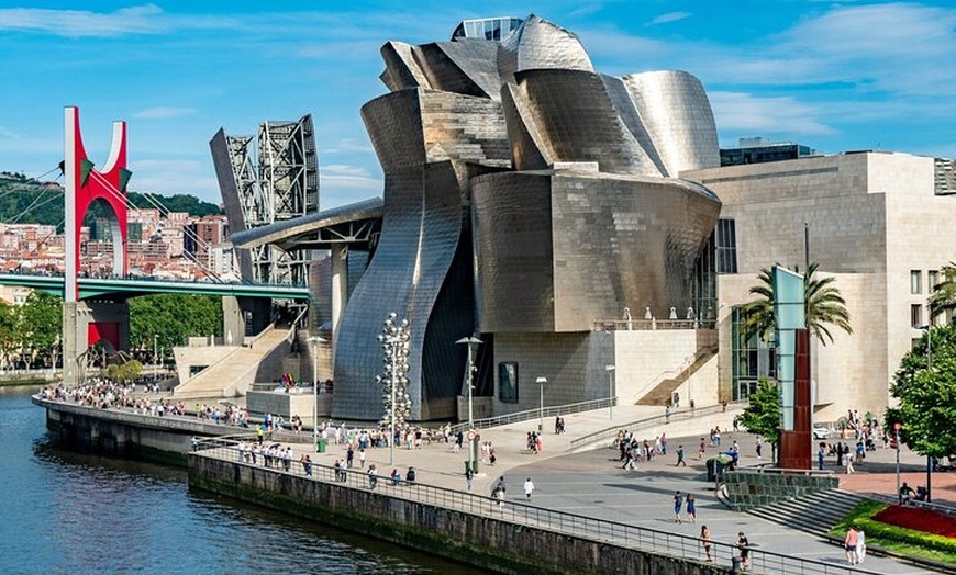 Image 1: Entrada al Museo Guggenheim Bilbao