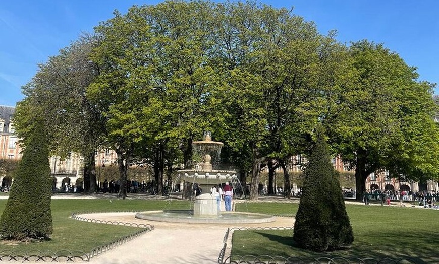 Image 10: Marais Highlights, Place des Vosges avec Victor Hugo & Bakery Tour
