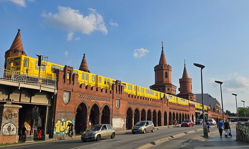 Image 20: Berlin VIP TOUR - Private Bus Tour inklusive Chauffeur und Guide
