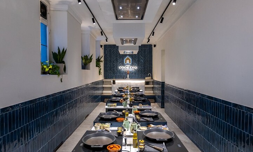 Image 10: Clase de cocina de paella en Madrid con maridaje de vino sin fondo