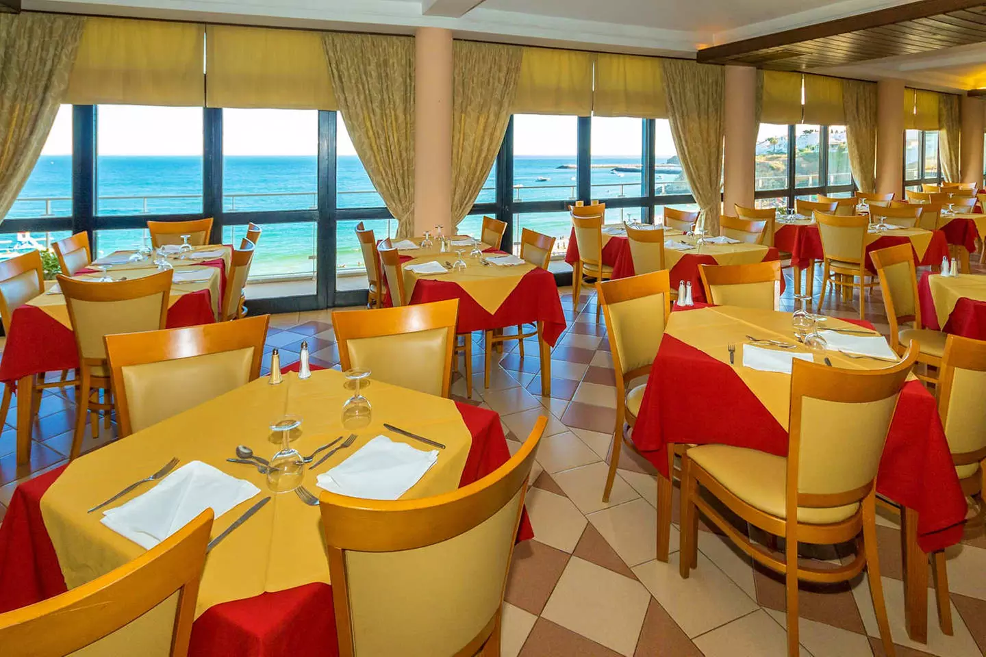 ✈ ALGARVE | Albufeira - Sol e Mar Adults Only 4*, 2 nachten - Aan zee