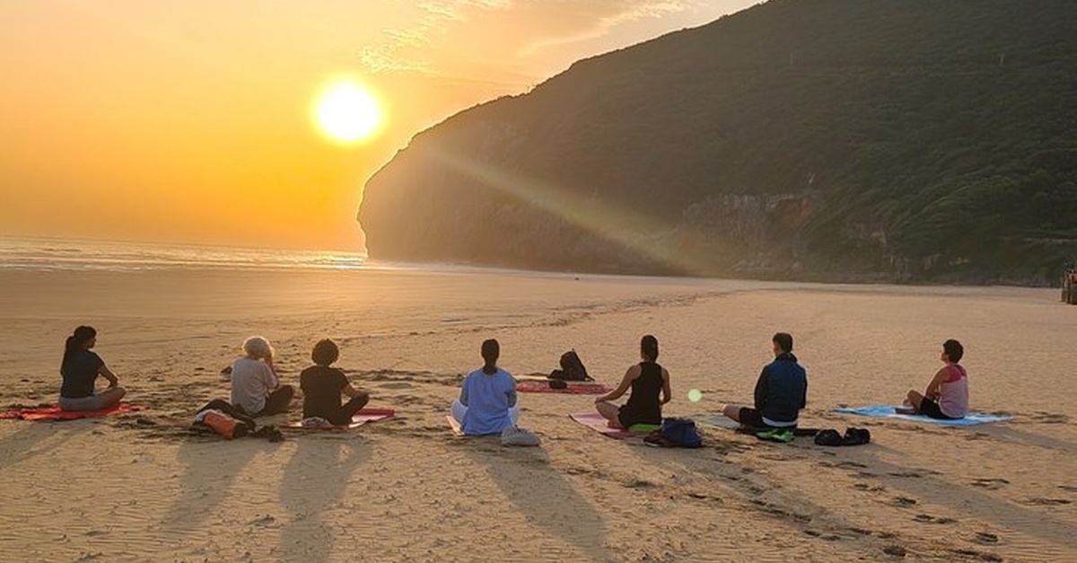 Sesión de yoga en la Playa de Berria, Santander