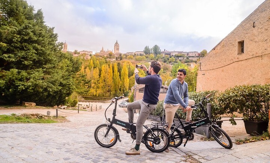 Image 5: Excursión privada de un día a Segovia desde Madrid : Tour en E-Bike...