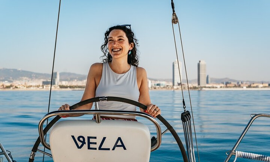 Image 4: Crucero al atardecer en Barcelona liderado por Young & Local Captain