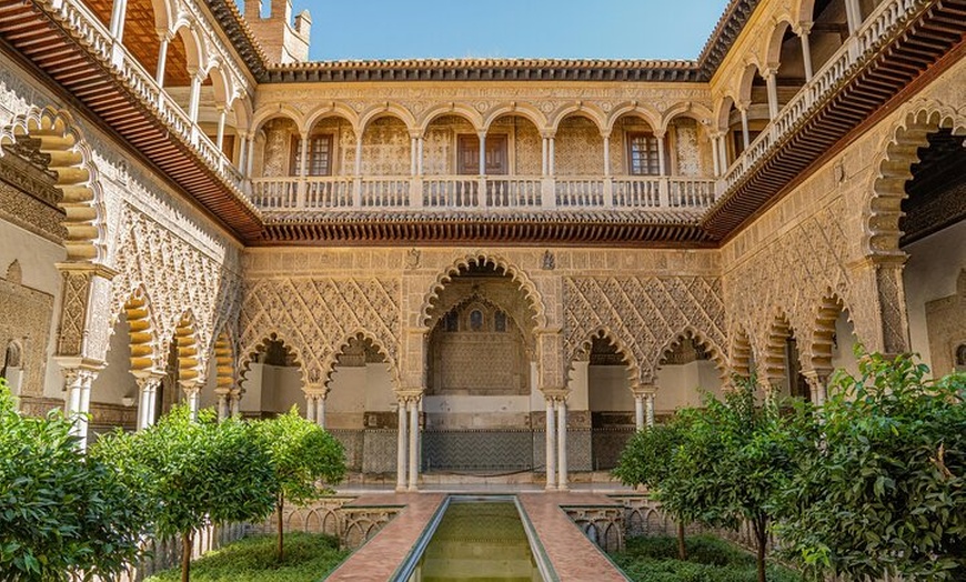 Image 2: Tour en grupo pequeño por Sevilla: Alcázar, Catedral y Giralda