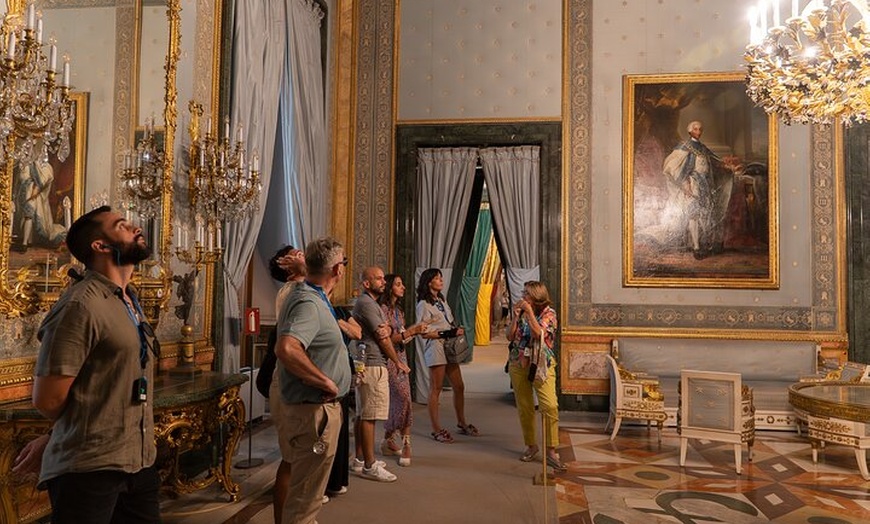Image 3: Visita guiada al Palacio Real de Madrid para grupos pequeños con ca...
