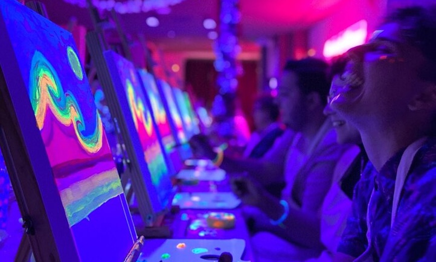 Image 15: Arte y Vino Pinta una Bolsa de Tela Neón y Bebe Vino