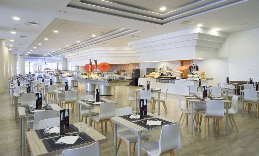 Image 9: ✈ COSTA DEL SOL | Torremolinos - Hotel Puente Real 4* - Centre de F...