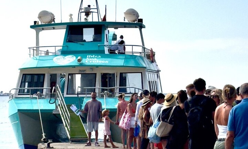 Image 9: Ferry de ida y vuelta a Formentera desde Playa d'en Bossa