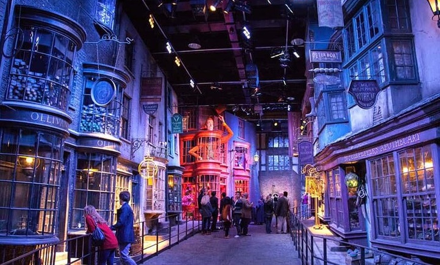 Image 2: Harry Potter Studio Private Transfer London Pick up or Drop off