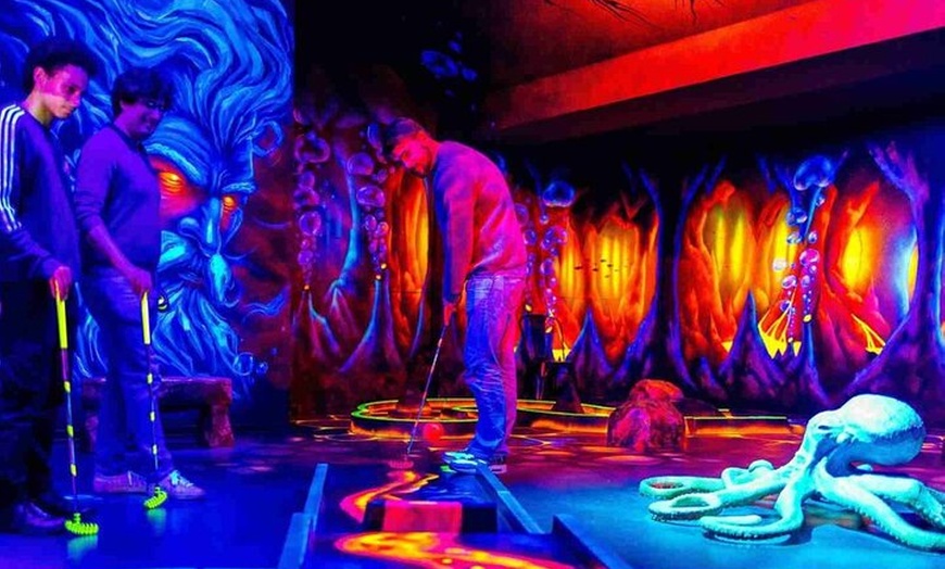 Image 9: Salle d'escalade et minigolf fluorescents Paris Full Day Access