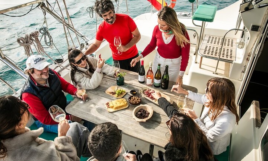 Image 5: Cata de vinos y tapas Premium de Barcelona en Catamarán - Grupo peq...