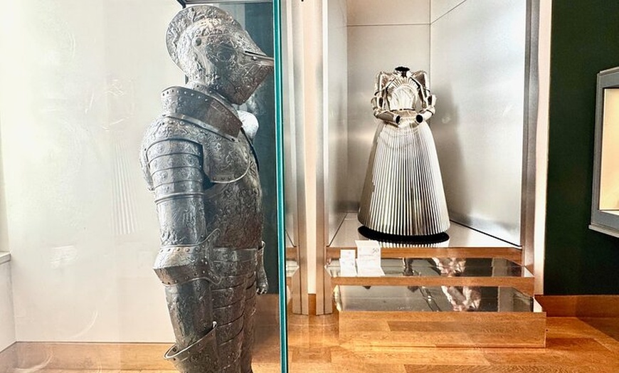 Image 2: Visite guidée privée du Louvre Fashion Expo