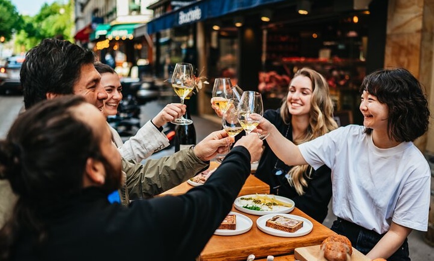 Image 1: Paris: Visite de la Rive Gauche Gastronomie & Vin avec une école cu...