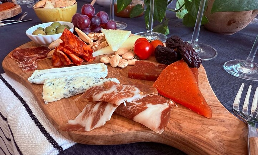 Image 13: Vinos y maravillas: Una cata española en una galería de arte privada