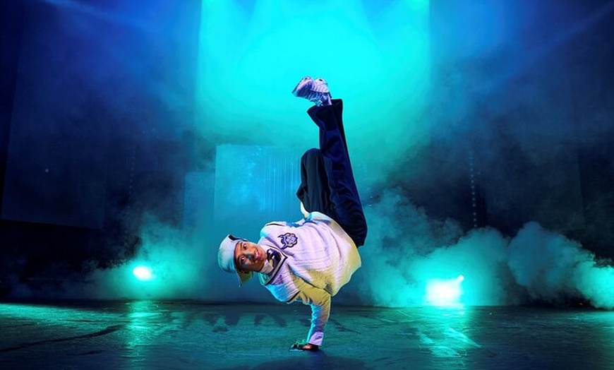 Image 10: Wintergarten Varieté "FLYING LIGHTS" inkl. Flying Steps