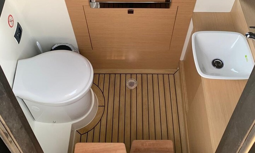 Image 6: Experiencia privada en barco de motor en Barcelona