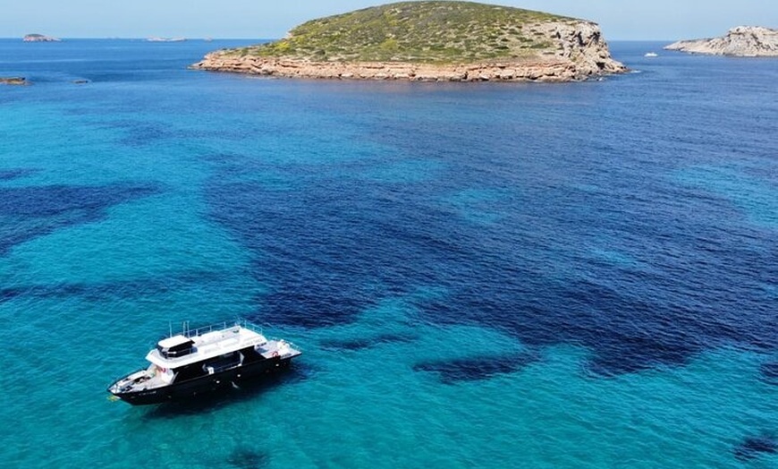 Image 5: Crucero VIP al atardecer con bebidas, paella, remos y snorkel
